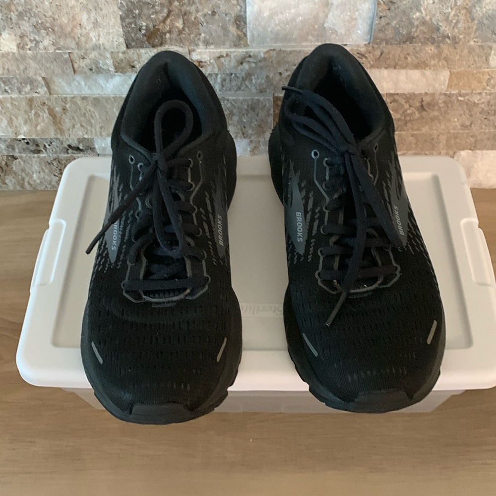 Brooks all black sneaker